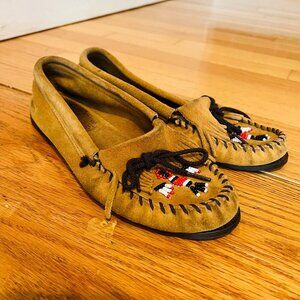Minnetonka Thunderbird Suede Moccasins Womens 9 Chestnut Tan Boat Hard Sole
